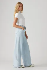 Pantalón de jean celeste claro, corte holgado y tiro alto.