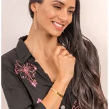 Brazalete rígido dorado con tres piedras ovaladas de cuarzo rosado.