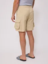 Bermuda cargo Rusty de corte recto, confeccionada en poliamida con acabado texturizado. Presenta cintura elástica con cordón de ajuste, bolsillos laterales tipo cargo con solapa y bolsillos frontales.