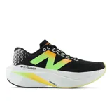 Championes de running New Balance SuperComp Trainer v3, diseñados para entrenamiento y competición. Parte superior de malla negra con detalles en verde neón y naranja. Entresuela FuelCell con tecnología Energy Arc y placa de fibra de carbono.