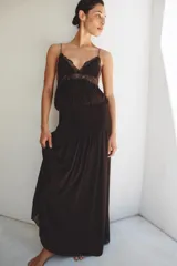 Vestido largo de tirantes finos con escote en pico, cuerpo con frunces elásticos y detalle de encaje a tono en la parte superior. Cuenta con forro interior y falda fluida.