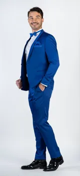 Traje de ceremonia Florenzi modelo Bacoli, compuesto por saco y pantalón en color azul. El saco presenta solapa tipo chal en raso, cierre de un botón forrado y corte slim fit. El pantalón es de corte recto al tono.