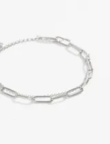 Pulsera de acero quirúrgico hipoalergénico color plateado, con doble cadena: una de eslabones pequeños y otra de eslabones rectangulares más grandes.