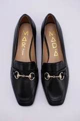 Mocasines de cuero color verde oliva, con detalle de herraje metálico dorado en el empeine y taco bajo cuadrado.