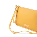 Cartera sobre color camel confeccionada en símil cuero graneado. Tiene formato rectangular, acceso con solapa y cierre, herrajes plateados, correa regulable y asa fija. El interior es de tela de algodón y poliéster, con un bolsillo interno con cierre y otro abierto.