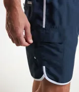 Bermuda de baño azul marino con cintura elástica, cordón de ajuste, bolsillos cargo y detalles de rayas laterales blancas.