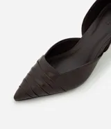 Zapato de tacón medio con diseño de recorte lateral, punta fina y detalle de pliegues en la parte delantera. Confeccionado en poliuretano con acabado liso.