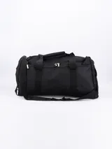 Bolso deportivo negro de gran capacidad, con compartimento principal con cierre, bolsillos laterales con cierre y doble asa de mano con soporte acolchado. Incluye correa ajustable y desmontable para el hombro.