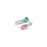Anillo abierto bañado en rodio de la colección Ariana Grande x Swarovski. Presenta una banda decorada con circonitas transparentes en pavé y dos piedras principales en los extremos: una circonita ovalada de color verde y una circonita en forma de pera de color rosa.