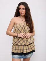 Top de escote palabra de honor con tirante fino al cuello, diseño a cuadros diagonales en tonos amarillo y marrón, con cuerpo fruncido y diseño abullonado en la parte inferior.