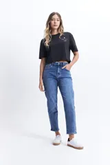 Jean estilo mom de tiro medio, con corte recto y relajado, confeccionado en denim de algodón en tono azul clásico con efecto lavado.