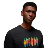 Remera de manga corta color verde lima, con cuello redondo y estampa frontal con la palabra 'JORDAN' en letras estilizadas con efecto degradado multicolor.