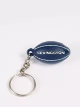 Llavero con dije en forma de pelota de rugby color azul marino, con el logo de la marca Kevingston grabado en blanco y detalles de costuras simuladas.
