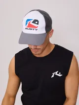 Gorra trucker Rusty con visera gris, frente blanco con logo estampado y malla trasera gris.
