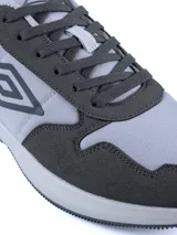 Championes urbanos Umbro modelo Volcan II, color azul marino con detalles en blanco. Presentan el logo de la marca en el lateral, cierre con cordones y suela de goma blanca.