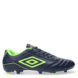Championes de fútbol Umbro modelo Classico III HG, color blanco con detalles en negro. Presentan diseño clásico con cordones, suela con tapones para césped natural y logo de la marca en el lateral.