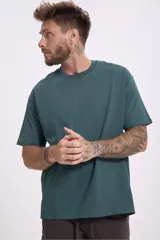 Remera negra de manga corta y cuello redondo, de corte holgado.