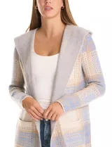 Cardigan abierto de tejido suave con diseño de cuadros, manga larga con hombros caídos y capucha integrada. Presenta dos bolsillos frontales y un largo hasta los muslos.