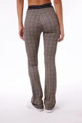 Pantalón bootcut de polisap con estampado celebrity y elástico negro con logo tejido en la cintura.