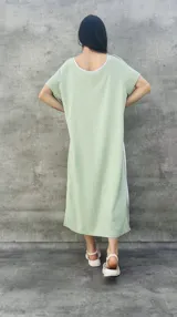 Vestido largo blanco con mangas cortas negras y corte holgado.