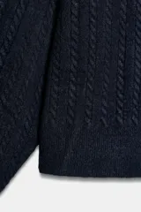 Jersey de punto de cuello redondo y manga larga, con diseño de ochos verticales en toda la prenda. Presenta un acabado de tacto suave y corte clásico.