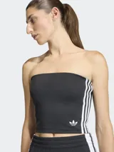 Top strapless Adidas de calce ajustado, color negro con las icónicas tres tiras blancas en los costados y el logo del Trifolio bordado en el pecho.