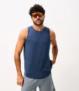 Musculosa deportiva masculina Get Over, modelo regular en color azul melange, con cuello redondo y costuras visibles.