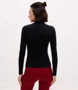 Campera deportiva Get Over de ajuste entallado, confeccionada en microfibra técnica. Presenta cuello alto, cierre frontal completo con cremallera, mangas largas y bolsillos laterales funcionales.