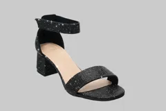 Sandalia de fiesta con taco cuadrado medio, confeccionada en material brillante color negro. Presenta una tira frontal ancha y una pulsera al tobillo con cierre ajustable.