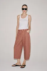 Jeans Zara Woman Collection de tiro alto y corte tapered, con diseño de rayas verticales a contraste en color marrón y beige. Presenta cinco bolsillos, trabillas para cinto y cierre frontal con cremallera y botón.
