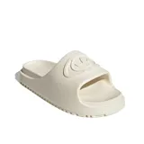 Sandalias Adidas modelo Campus 00S Foam Slide, color blanco, con diseño deslizante de una sola tira con el logo en relieve y suela dentada.