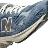 Championes urbanos New Balance modelo 2010, color azul con detalles en gris y blanco. Presentan una combinación de malla y gamuza en el exterior, con el logo N característico en los laterales y una entresuela robusta con tecnología de amortiguación.