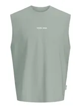 Musculosa verde militar con cuello redondo, calce holgado y estampa gráfica frontal con el texto "CORE 1990".