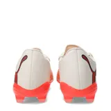 Championes de fútbol Puma Future 9 Play FG/AG, color beige con detalles en rojo y naranja, y el logo de la marca en el lateral.
