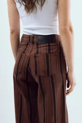 Jean wide leg de denim color celeste con tiro alto y corte amplio.