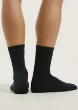 Kit de dos pares de medias de caño medio en color blanco, con diseño básico y tejido suave.