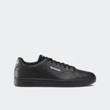 Championes Reebok modelo Court Clean, color negro con detalles en blanco. Diseño urbano de corte bajo con cordones y suela de goma.