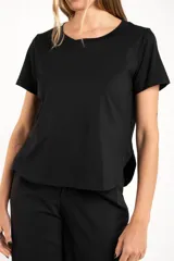 Remera negra de algodón peinado, corte recto y mangas cortas.