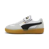 Championes Puma Palermo Moda Tongue, color blanco con detalles en gris y negro. Presentan suela de goma color caramelo y etiqueta con logo en la lengüeta.