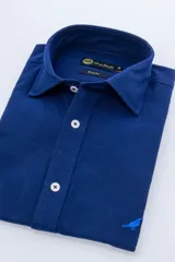 Camisa de vestir blanca de manga larga con cuello Oxford y corte slim fit. Presenta un pequeño bordado de pájaro en color azul marino en el bajo.