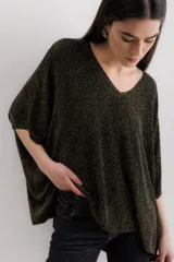 Sweater negro con lurex dorado, escote en V y corte holgado.