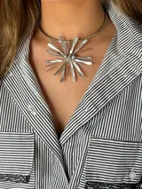 Collar plateado con aro de alpaca ajustable a presión y dije con forma de flor con centro de perla gris.