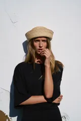 Sombrero de rafia 100%, de diseño tipo casquete con ala vuelta y tejido texturizado en tono tostado.