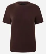 Remera básica de corte ajustado, color rosado, con mangas cortas y cuello redondo. Confeccionada en tejido de ribana lisa.