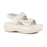 Sandalias negras con plataforma, tiras anchas de cuero sintético y ajuste con hebilla en el tobillo.