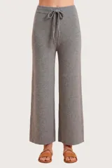 Pantalón de punto color gris, de corte recto y holgado, con cintura elástica y cordón ajustable.