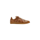 Championes Maison Margiela modelo Replica con efecto desgastado, confeccionados en cuero color marrón, cordones blancos y suela de goma tipo trampa.