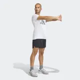 Remera deportiva Adidas de running color blanco, con cuello redondo, manga corta y gran logotipo estampado en el pecho con patrón de rayas grises. Incorpora tecnología transpirable Climacool y detalles reflectantes.