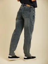 Pantalón de jean azul de corte recto.