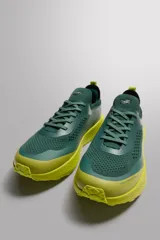 Zapatilla deportiva de correr color caqui, con capellada de tejido de punto transpirable y ajuste con cordones. Cuenta con refuerzos Shield Protect Max en puntera y talón, tirador trasero, plantilla OrthoLite® y entresuela Spume Foam V3.